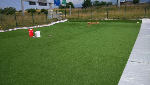 Pelouse synth&eacute;tique